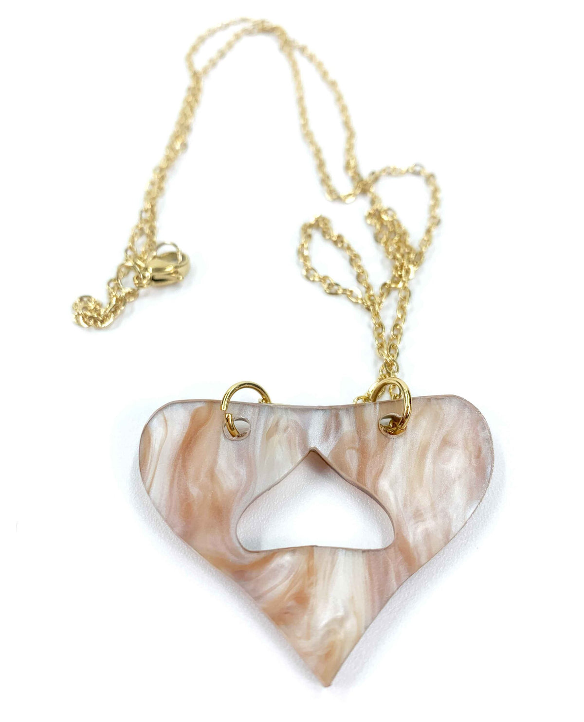 Collar de corazón de resina marmolada rosa con cadena dorada-1