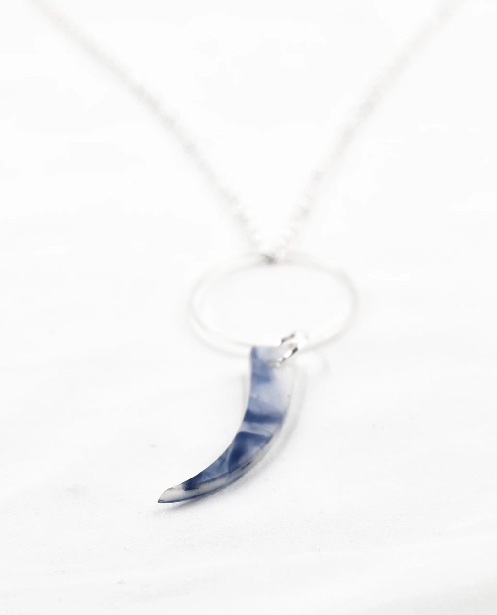 Detalle del colgante colmillo azul del Collar Azur