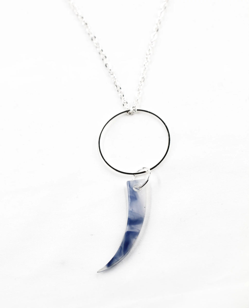 Collar Azur de ALMIREA con colgante azul y aro plateado