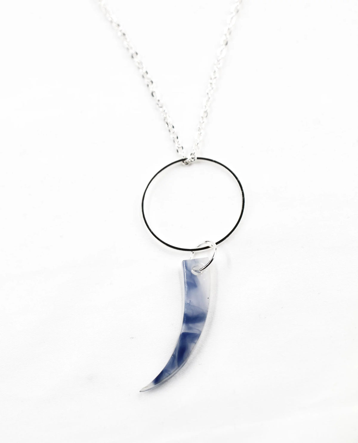 Collar Azur de ALMIREA con colgante azul y aro plateado