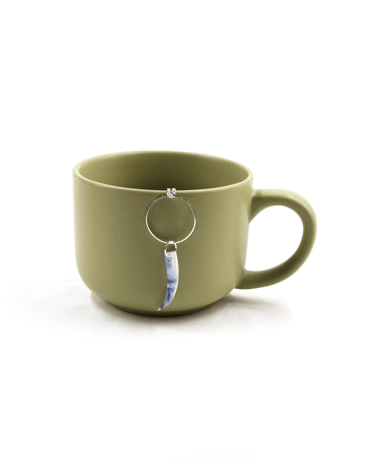 Collar Azur plateado presentado junto a taza decorativa
