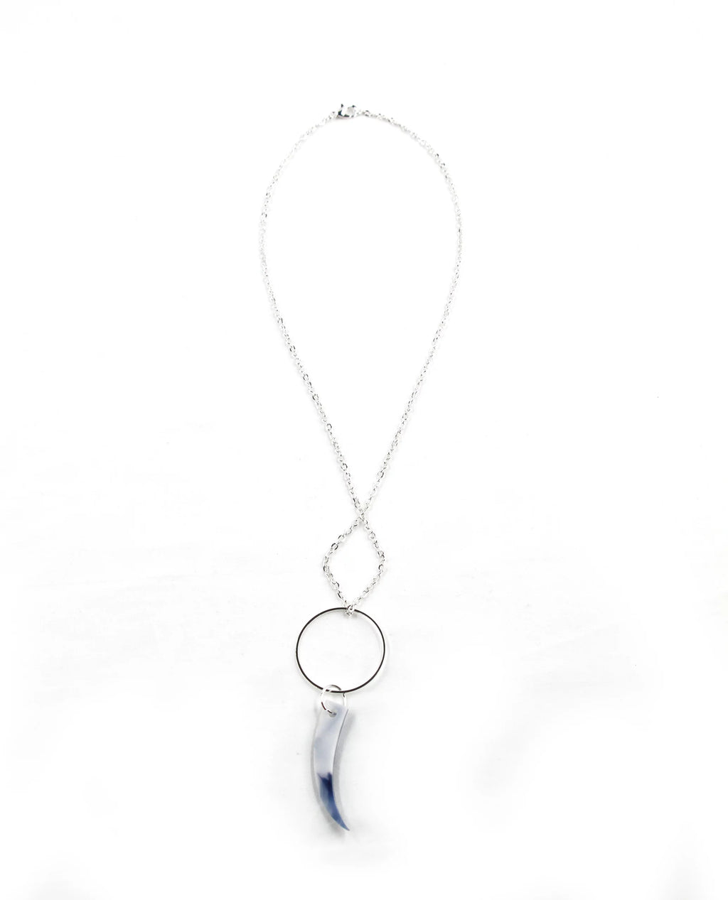 Vista completa del Collar Azur plateado con colgante azul