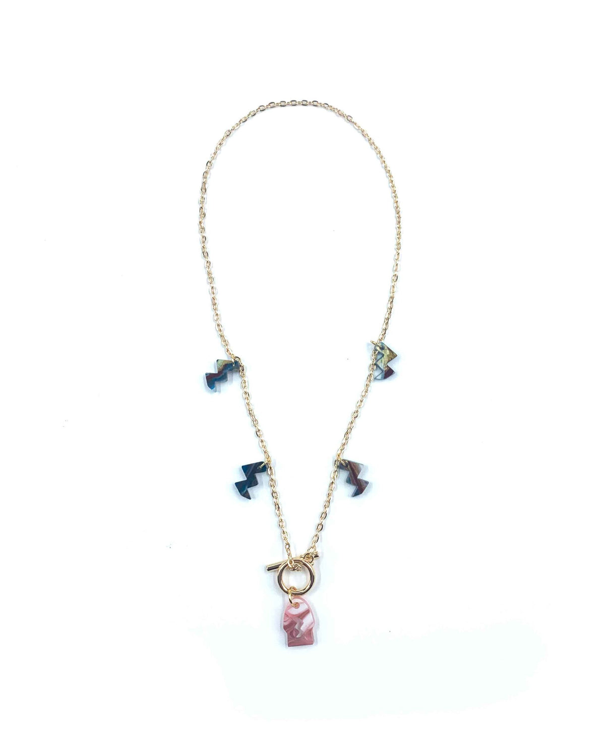 Collar Celeste con colgante rosa y detalles geométricos