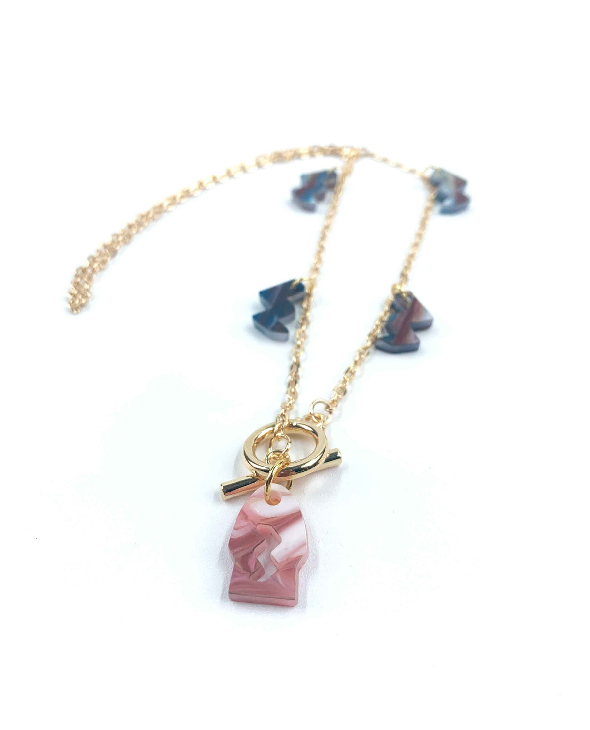 Collar Celeste con colgante rosa y detalles geométricos
