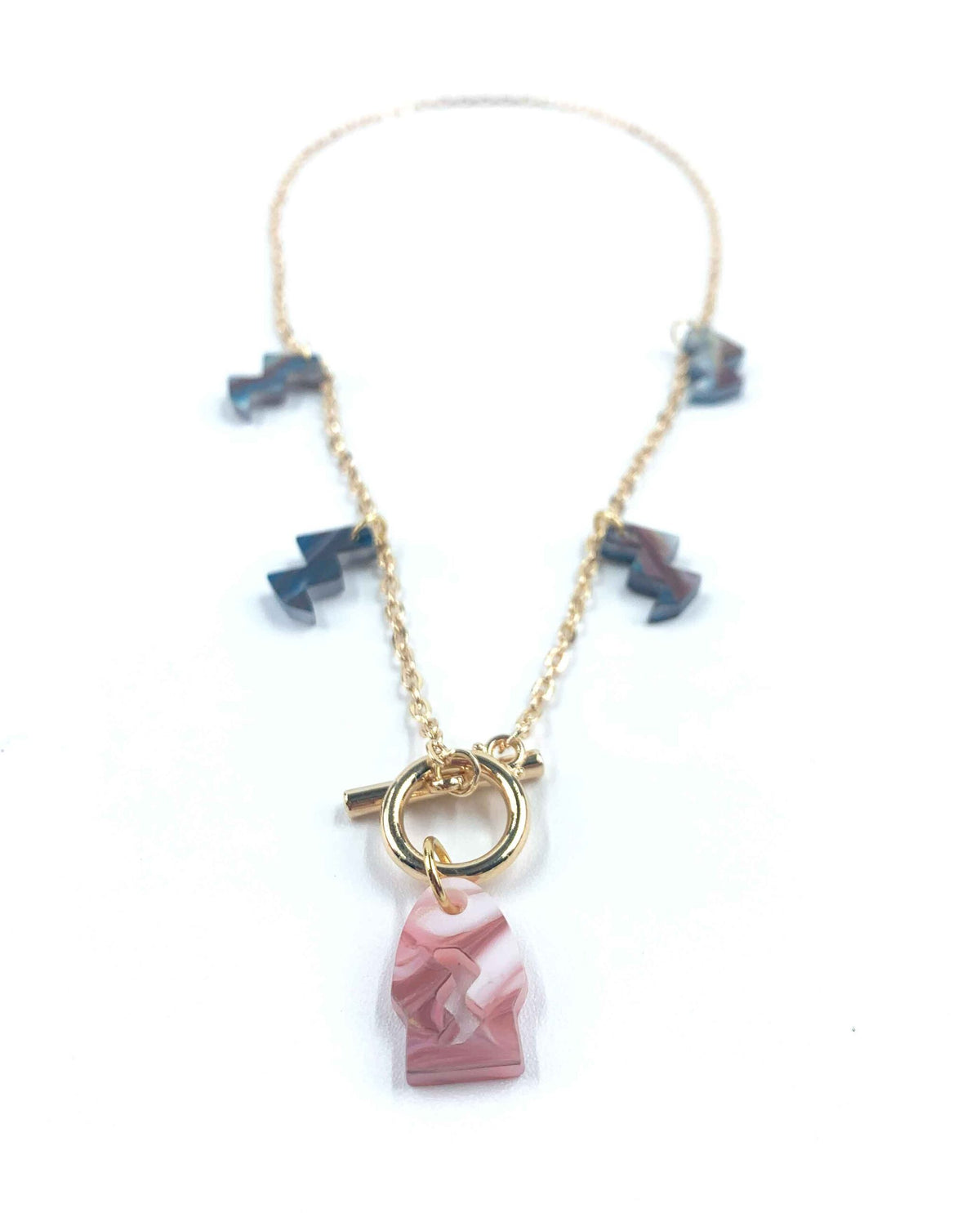 Vista completa del Collar Celeste dorado con charms decorativos