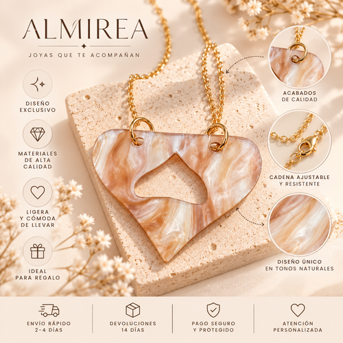 Collar de corazón marmolado en tonos naturales con cadena dorada de ALMIREA, joya ligera y elegante ideal para regalo