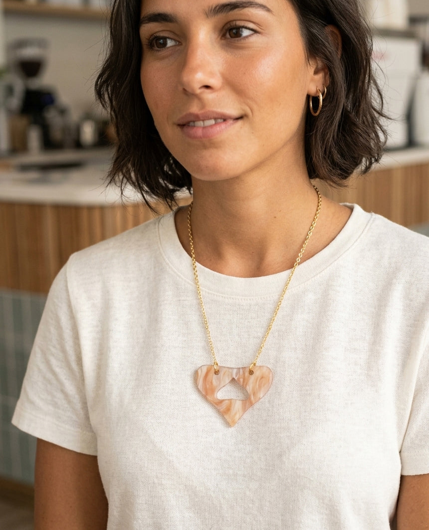Collar corazón rosa de resina marmolada con cadena dorada ALMIREA