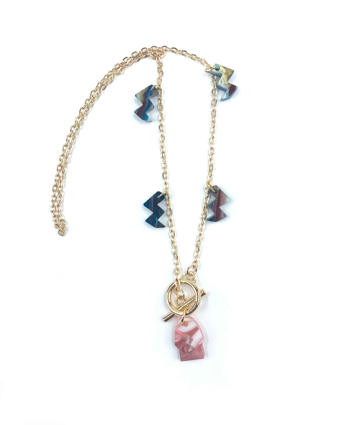 Collar Celeste dorado con colgante de resina rosa marmolada