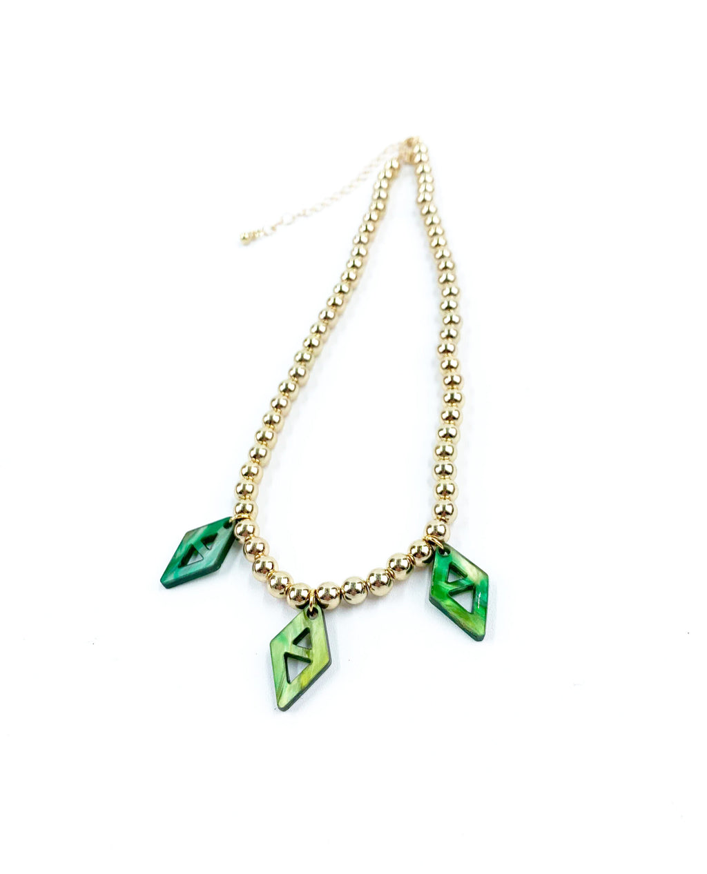 Collar dorado Émera con detalles colgantes verdes
