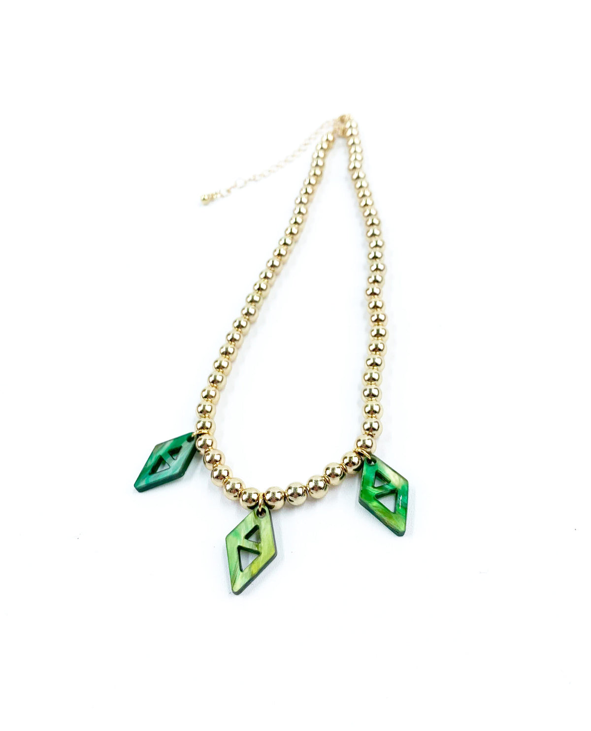 Collar dorado Émera con detalles colgantes verdes