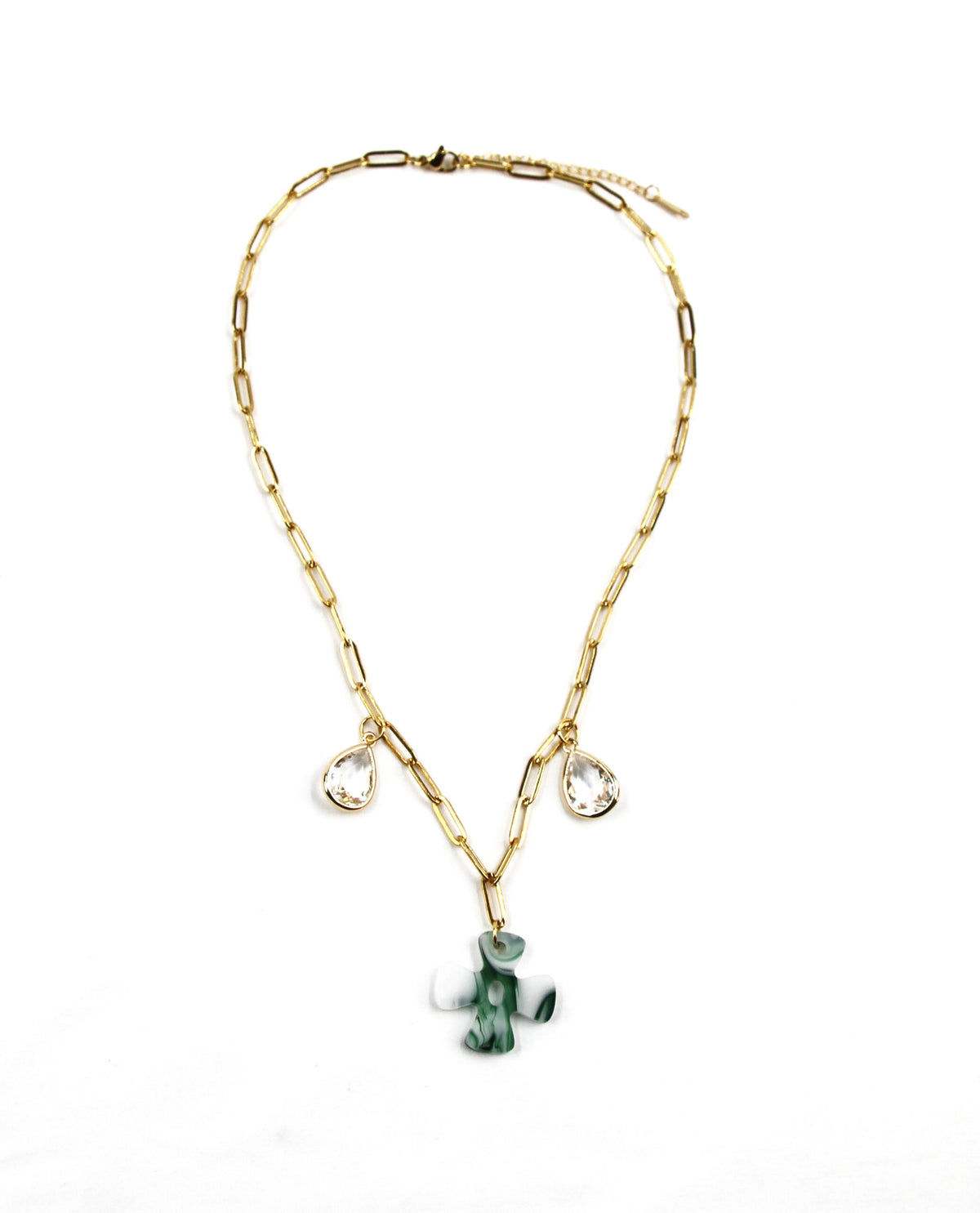 Collar Éden dorado con cruz verde y colgantes decorativos
