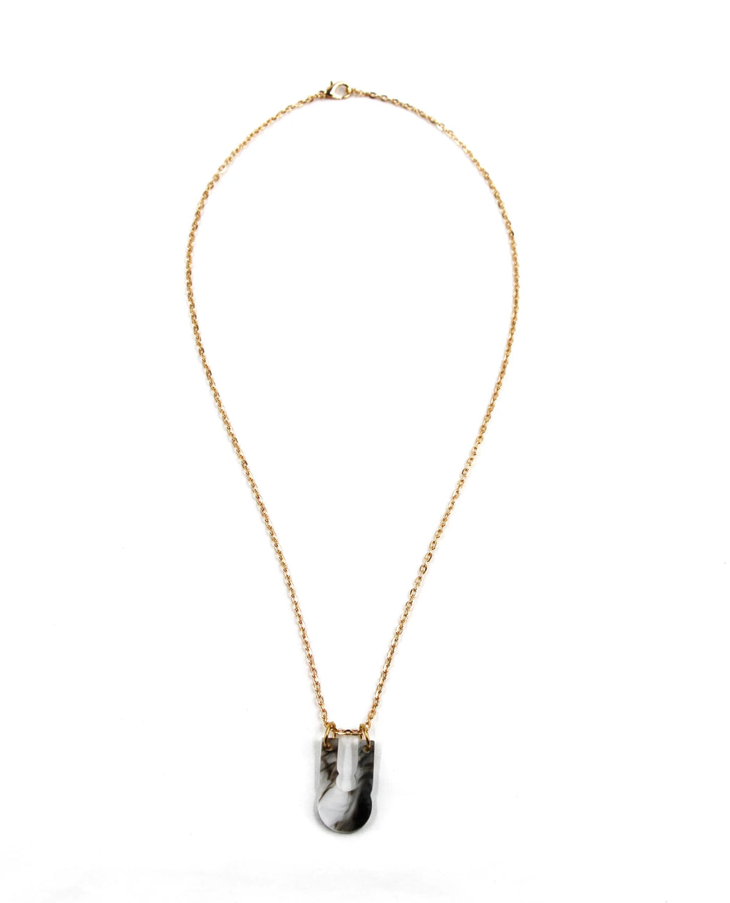 Collar Nébula dorado con colgante marmolado blanco y negro
