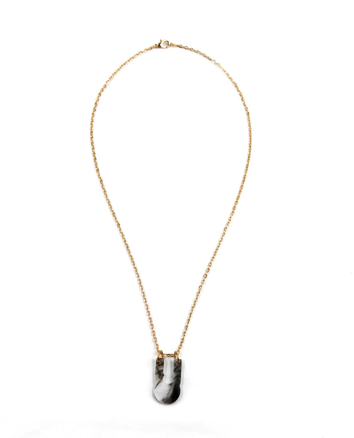 Collar Nébula dorado con colgante marmolado blanco y negro