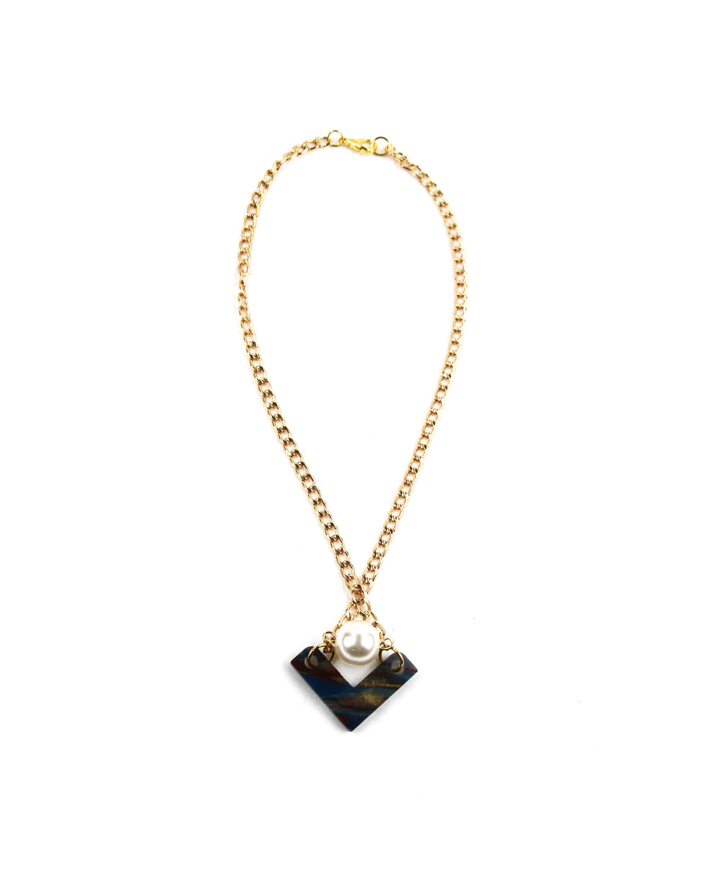 Collar Éclat dorado con colgante perlado y pieza geométrica marmolada