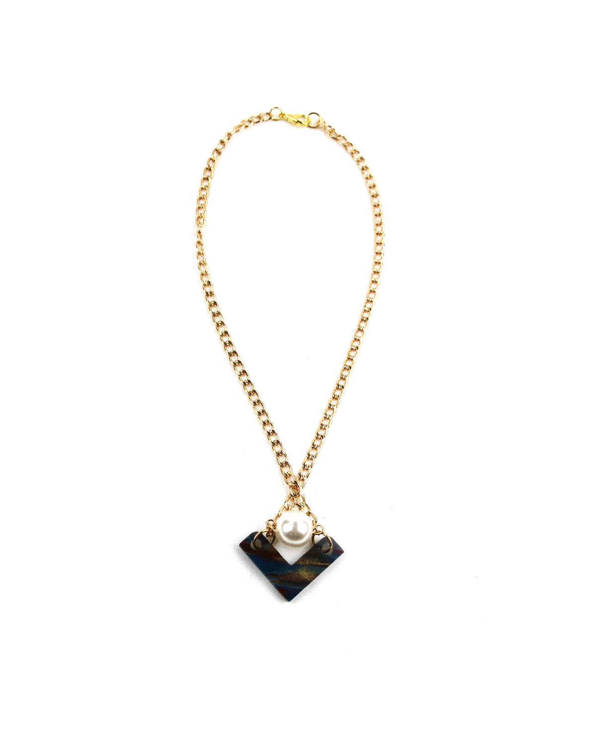 Collar Éclat dorado con colgante perlado y pieza geométrica marmolada