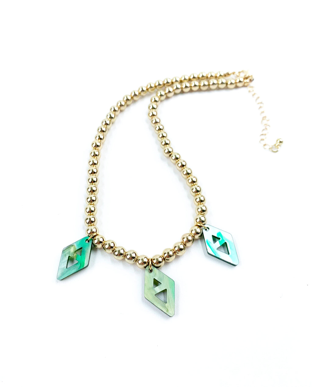 Detalle del Collar Émera dorado con colgantes verdes para mujer