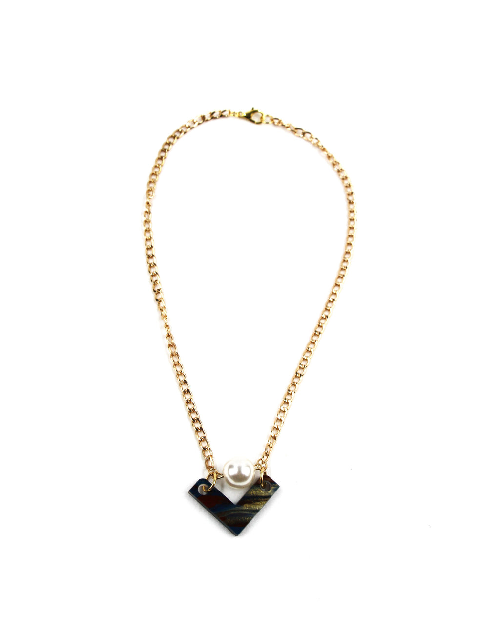 Vista completa del Collar Éclat con colgante geométrico y cadena dorada