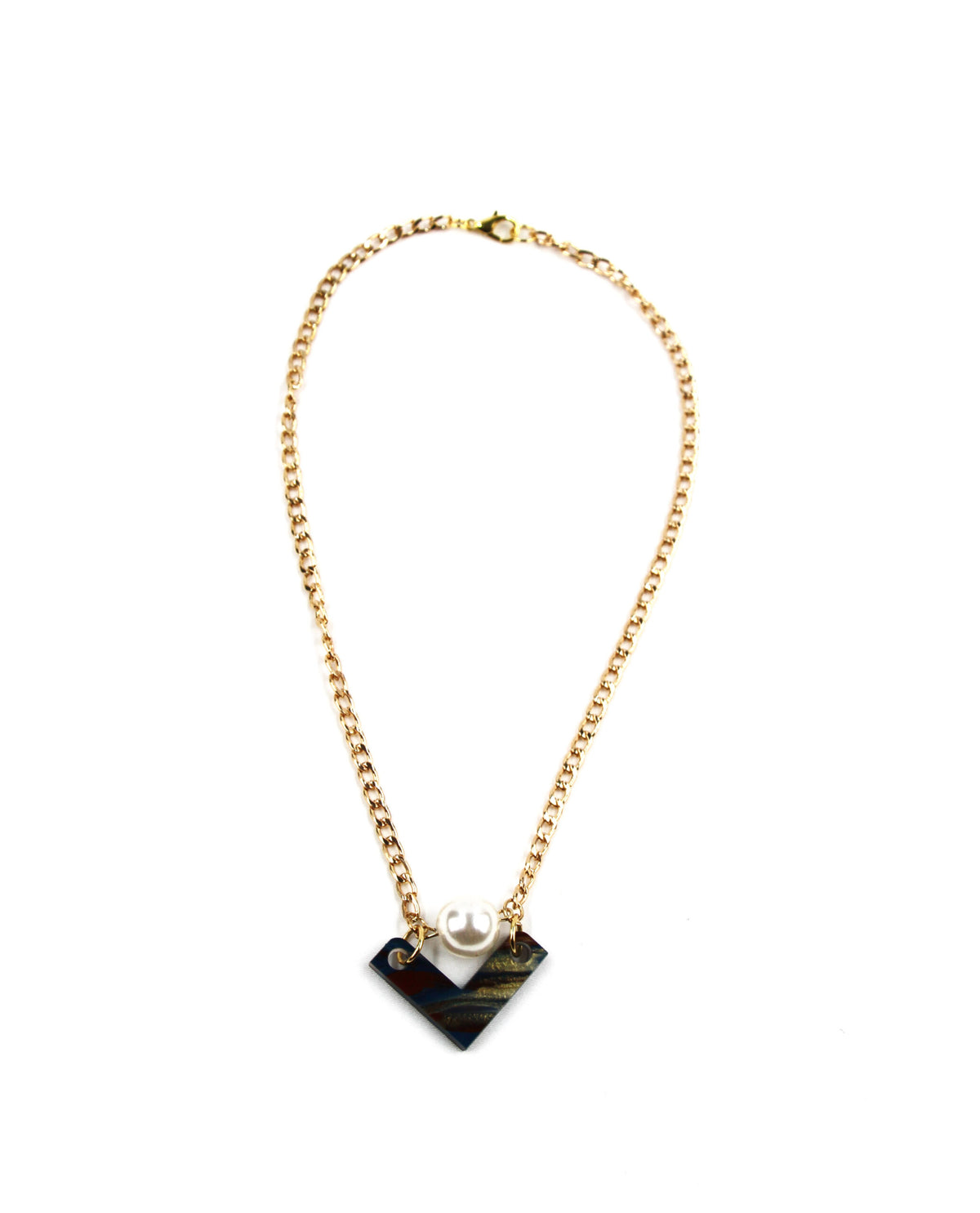 Vista completa del Collar Éclat con colgante geométrico y cadena dorada