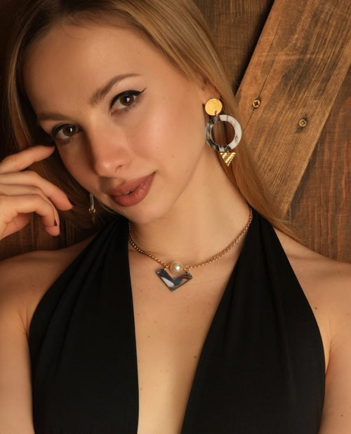 Mujer con Collar Éclat dorado y colgante perlado marmolado de ALMIREA