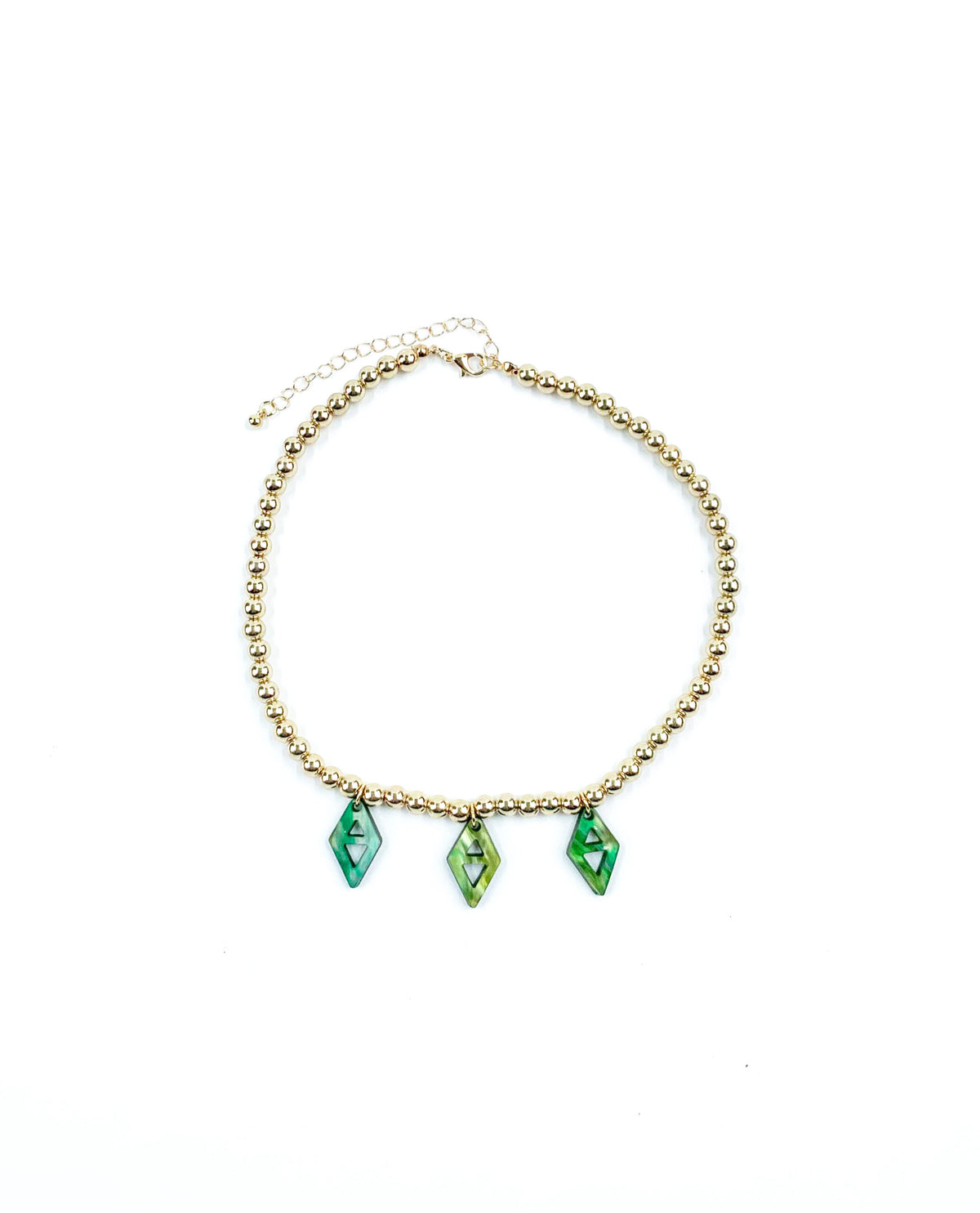 Collar Émera de ALMIREA en tono dorado con detalles verdes