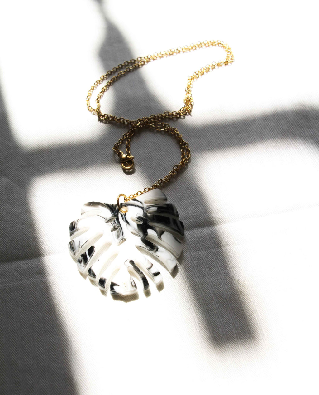 Collar Monstera con colgante de hoja en blanco y negro