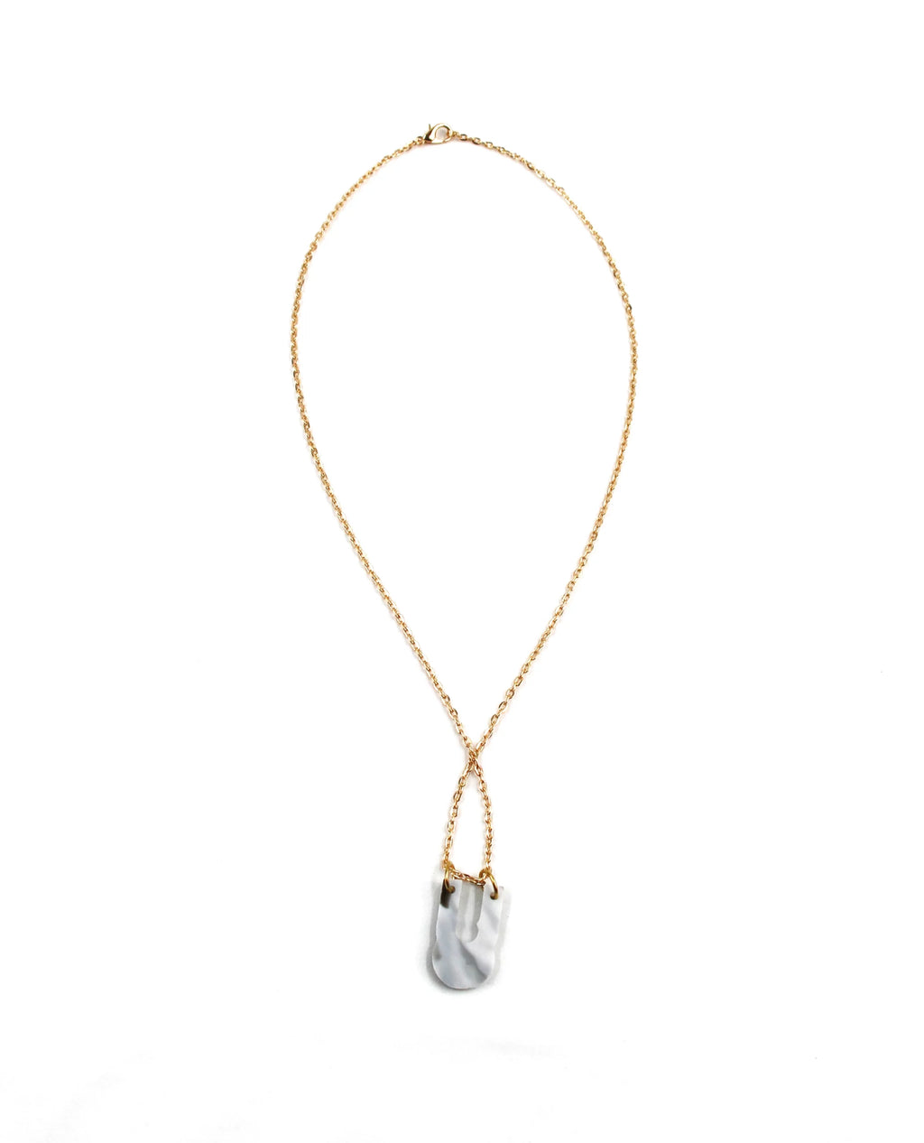 Vista completa del Collar Nébula con cadena en tono dorado