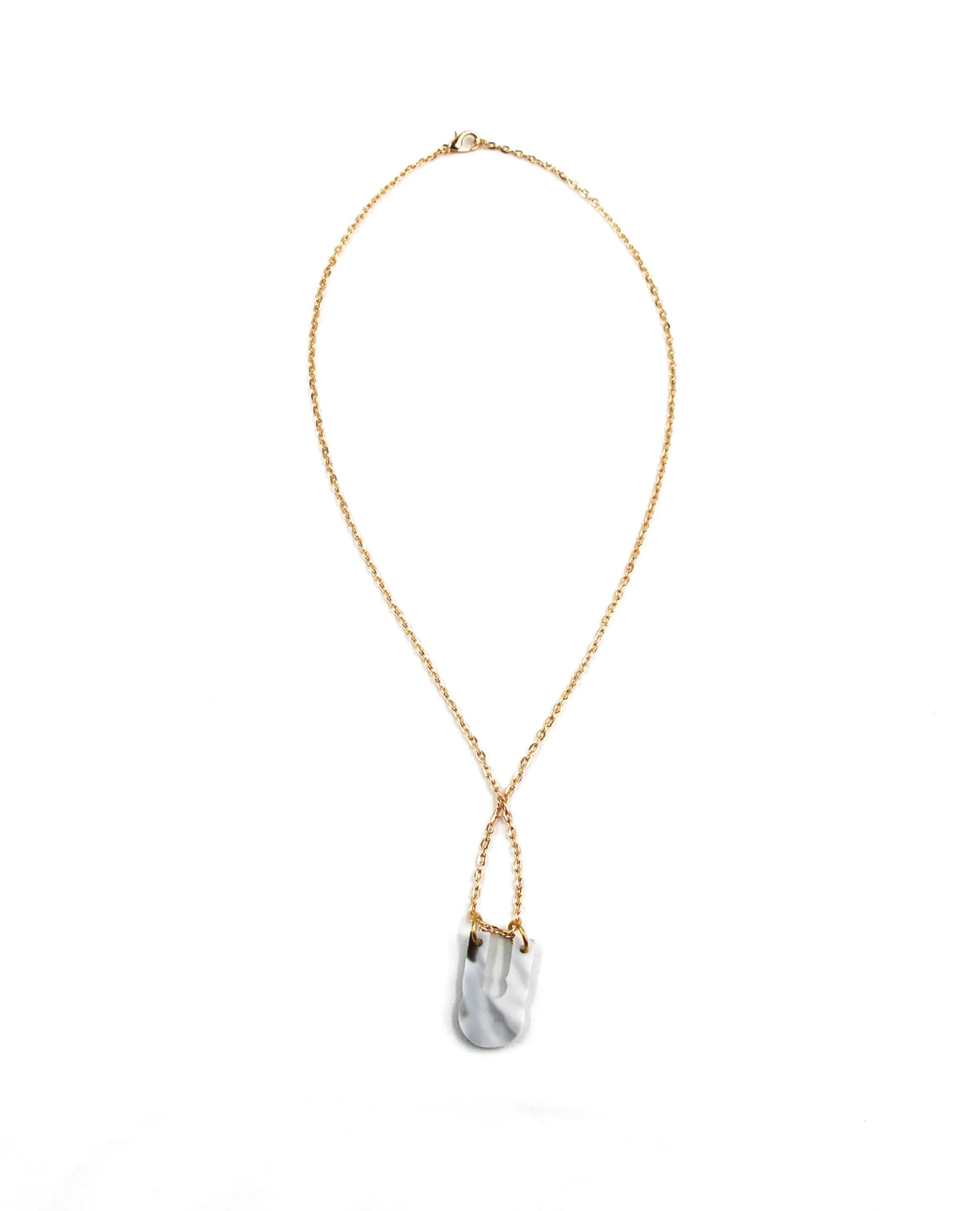 Vista completa del Collar Nébula con cadena en tono dorado