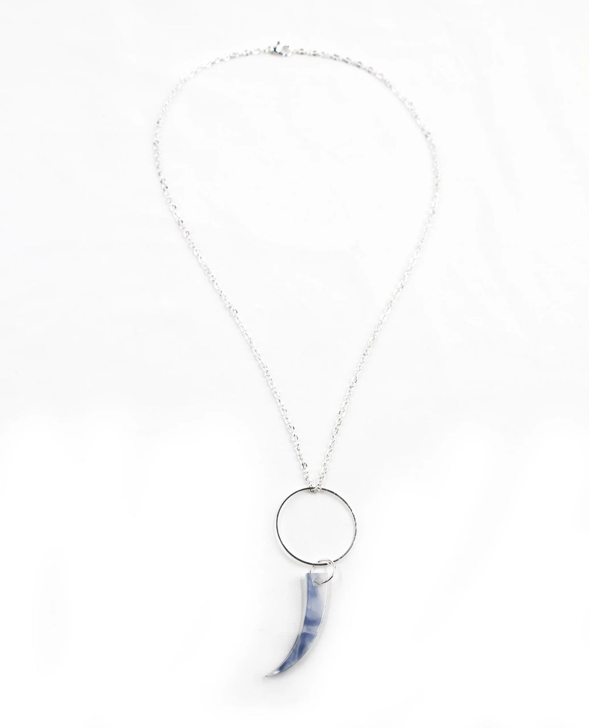 Collar Azur plateado con colgante azul en forma de colmillo
