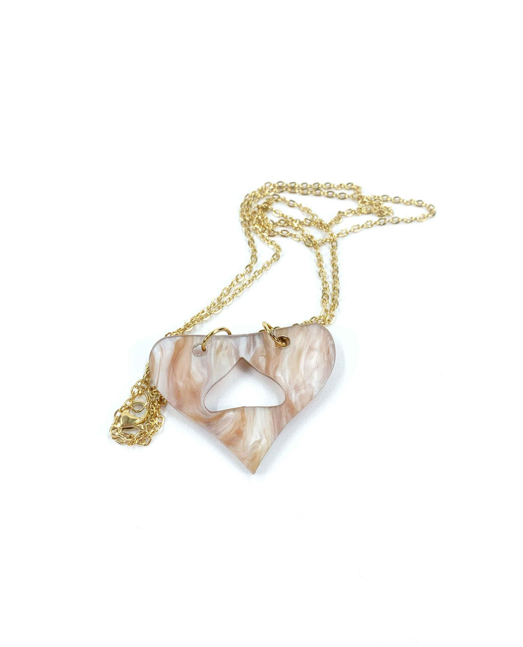 Collar de corazón de resina marmolada rosa con cadena dorada-3