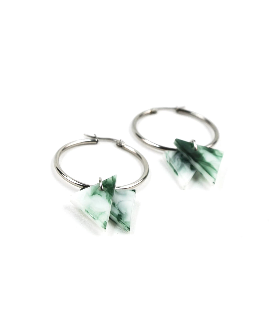 Pendientes de aro plateados con colgantes geométricos verdes Esmeralda