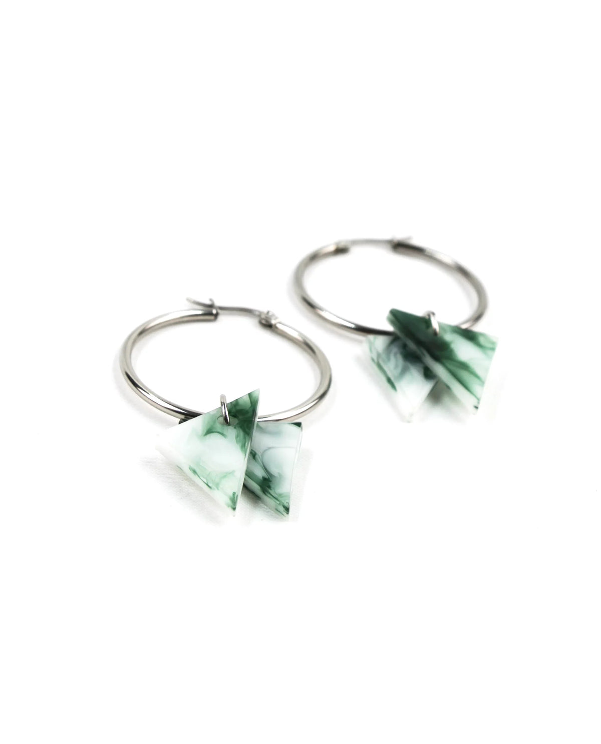 Pendientes de aro plateados con colgantes geométricos verdes Esmeralda