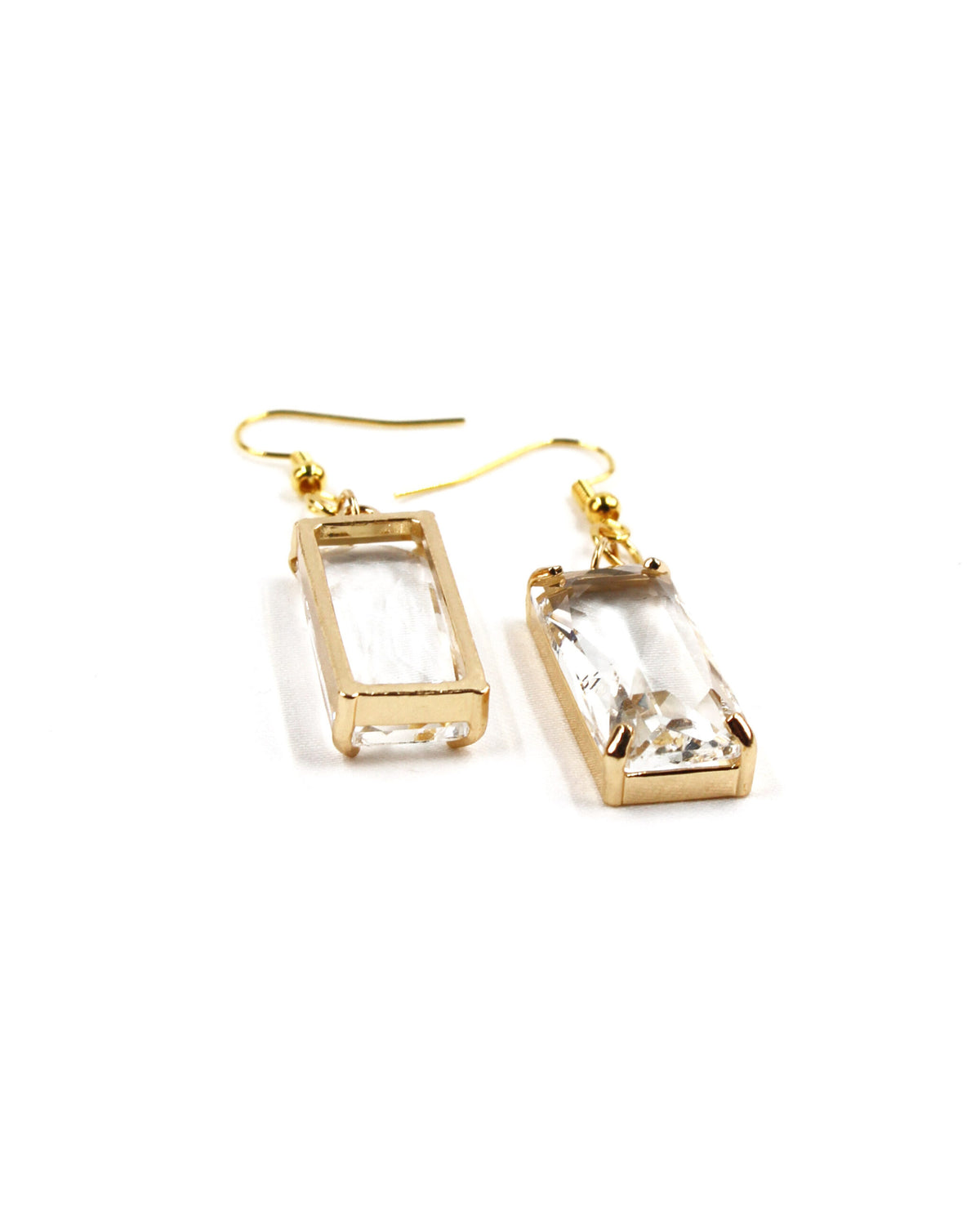 Detalle de Pendientes Lumière con cristal rectangular y acabado dorado