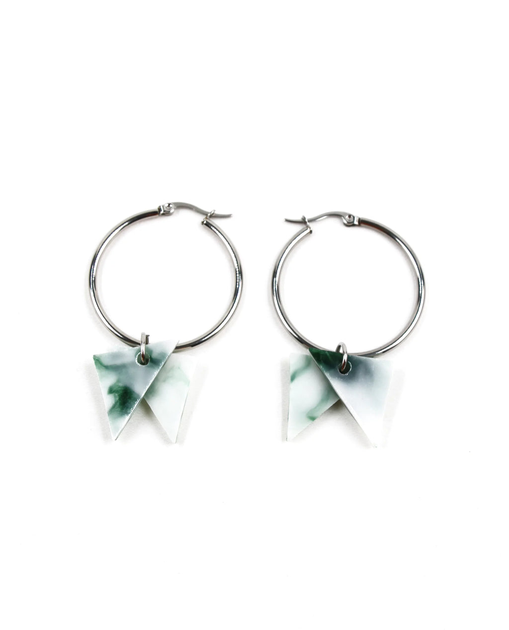 Pendientes Esmeralda con aros plateados y detalles colgantes verdes