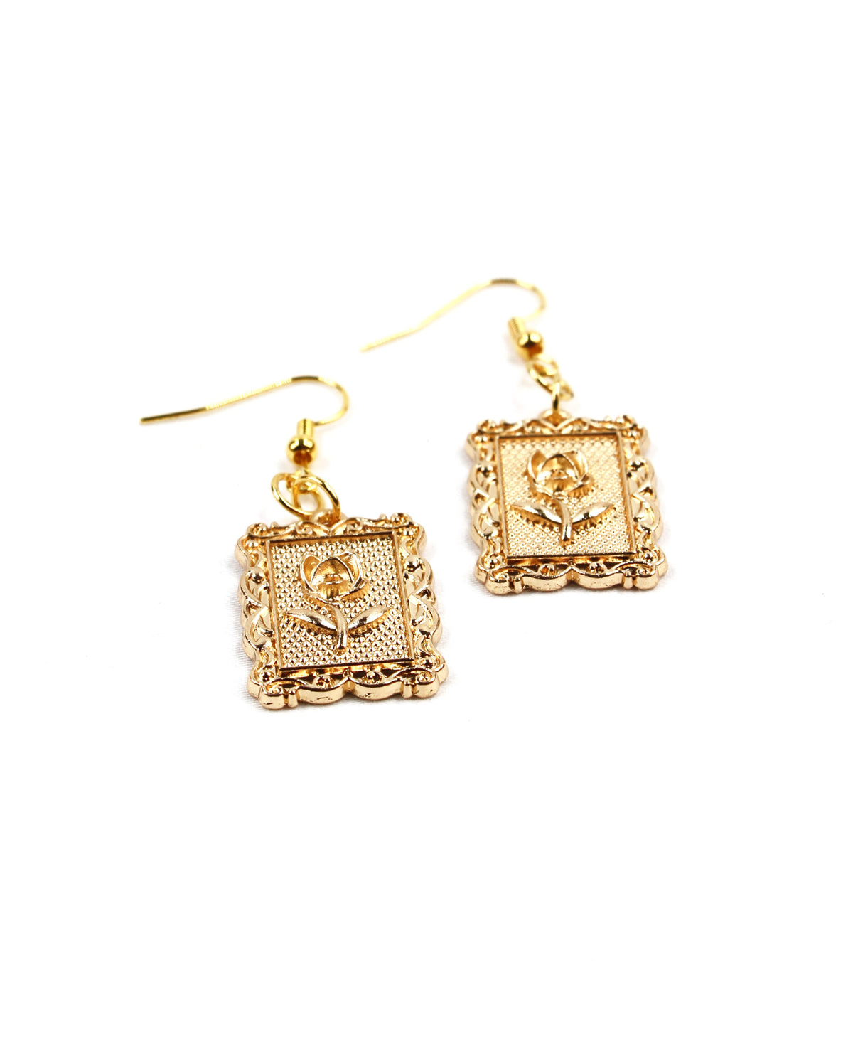 Pendientes Flora dorados rectangulares con detalle floral en relieve