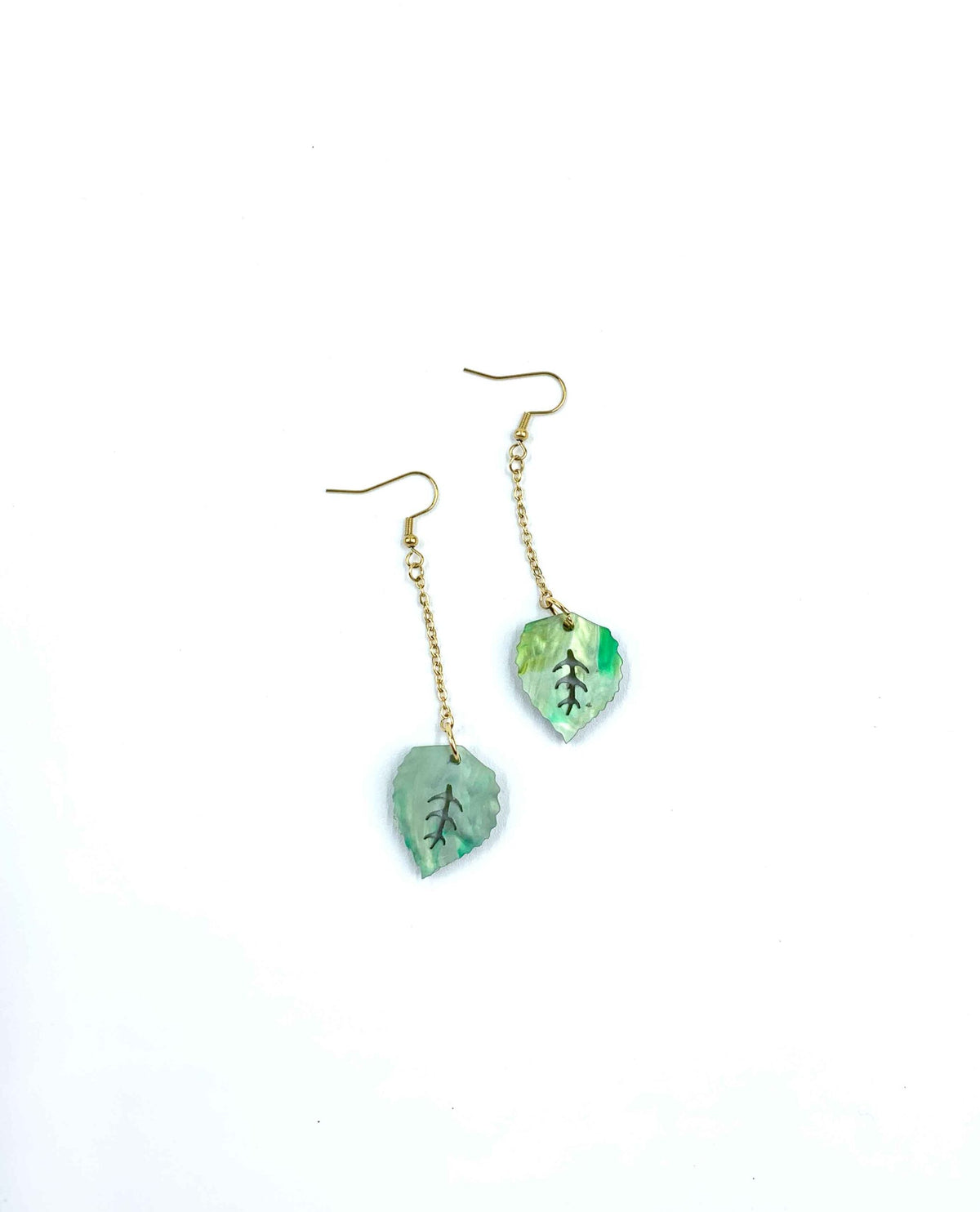 Pendientes largos Gaia con hojas verdes y diseño colgante