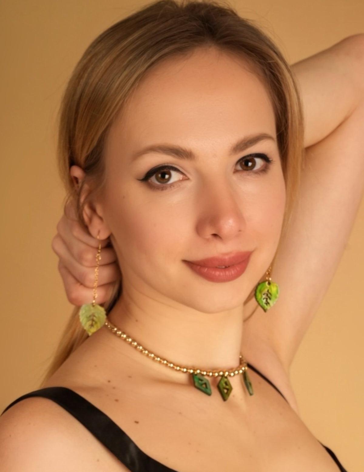 Mujer con Pendientes Gaia verdes de hojas largas y colgantes ALMIREA