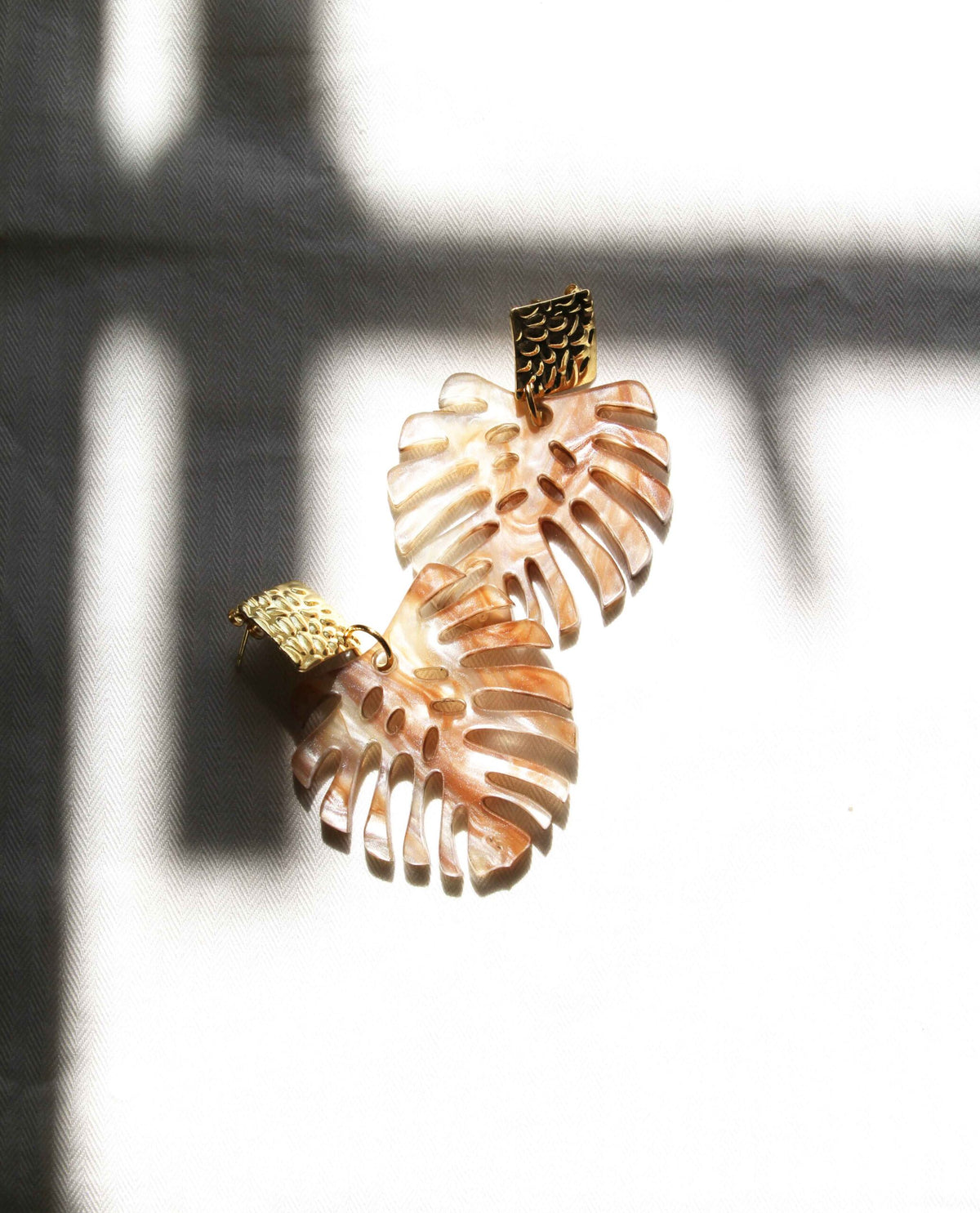 Pendientes con hojas Monstera de resina marmolada marrón