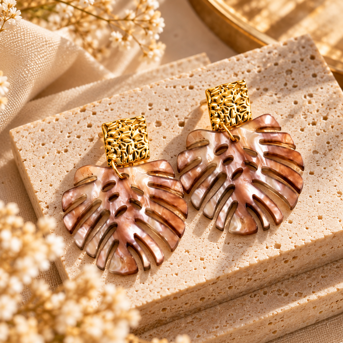Pendientes ALMIREA con hoja monstera marmolada en tonos rosa y nácar y detalle superior dorado, diseño elegante y original para mujer 2