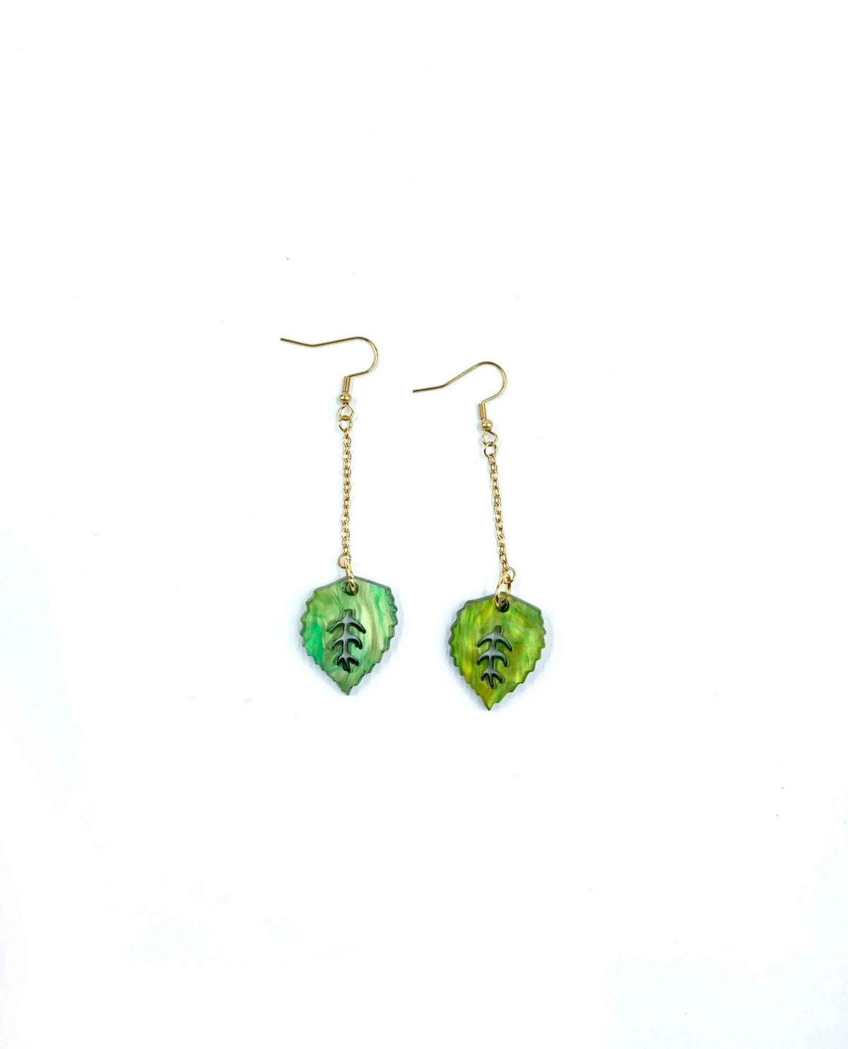 Vista frontal de Pendientes Gaia con hojas verdes colgantes