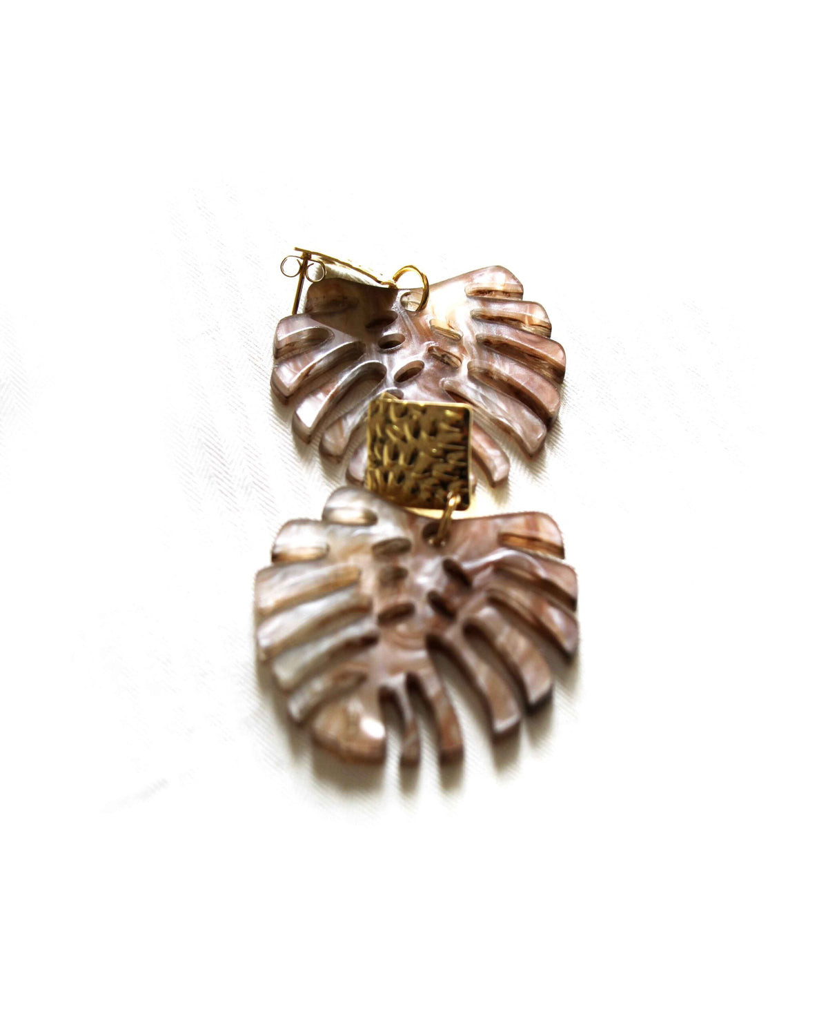 Pendientes colgantes con diseño de hojas Monstera marrones