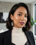 Mujer con Pendientes Lumière dorados y cristal rectangular transparente de ALMIREA