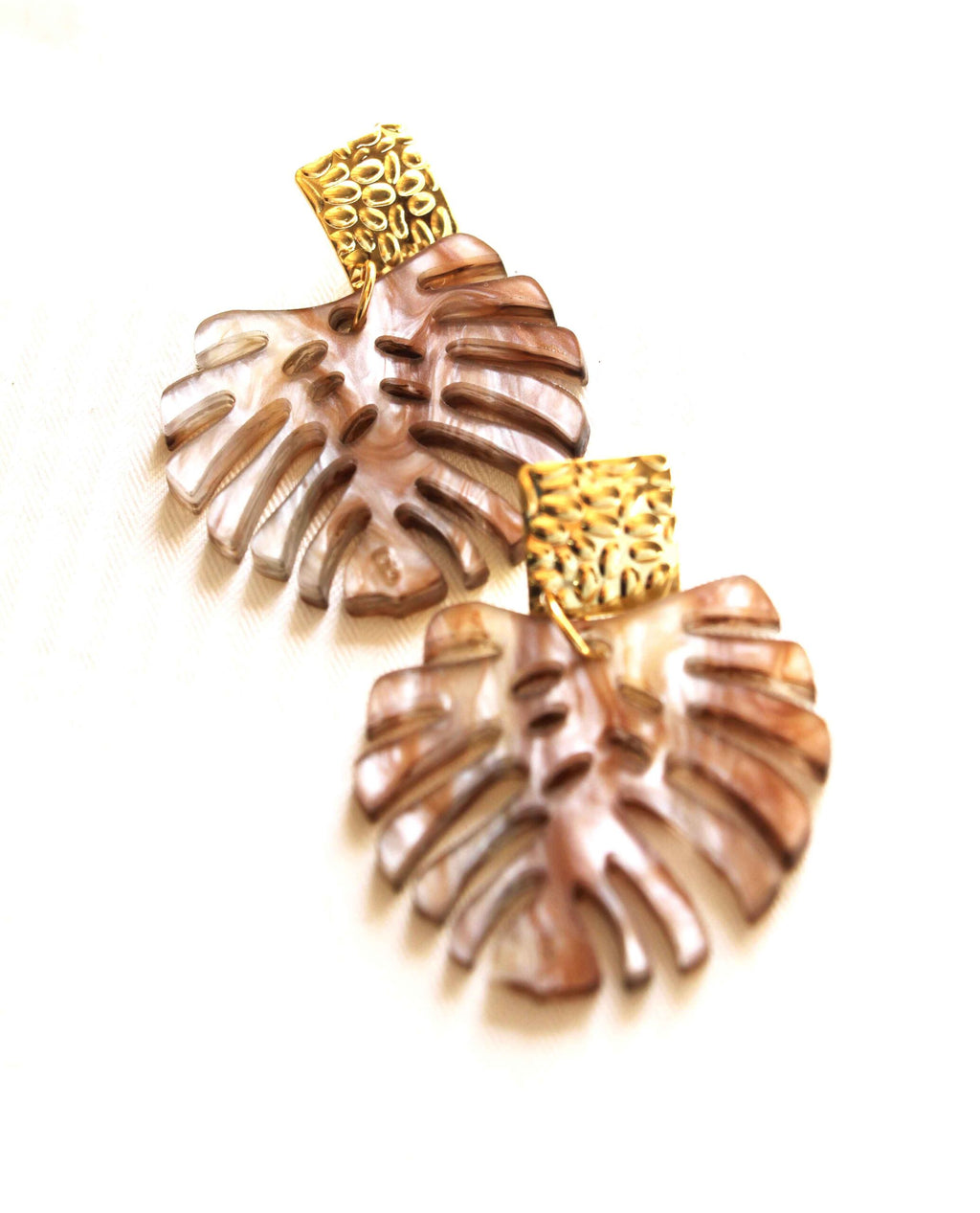 Pendientes Monstera con hojas de resina en tonos marrones