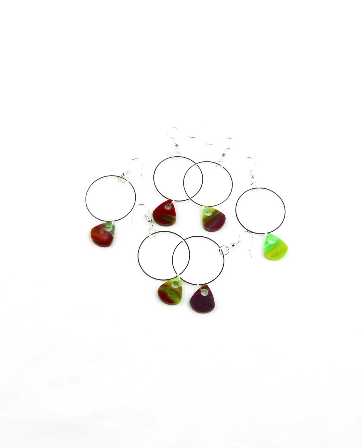 Vista completa de Pendientes Prisma plateados con colgantes multicolor