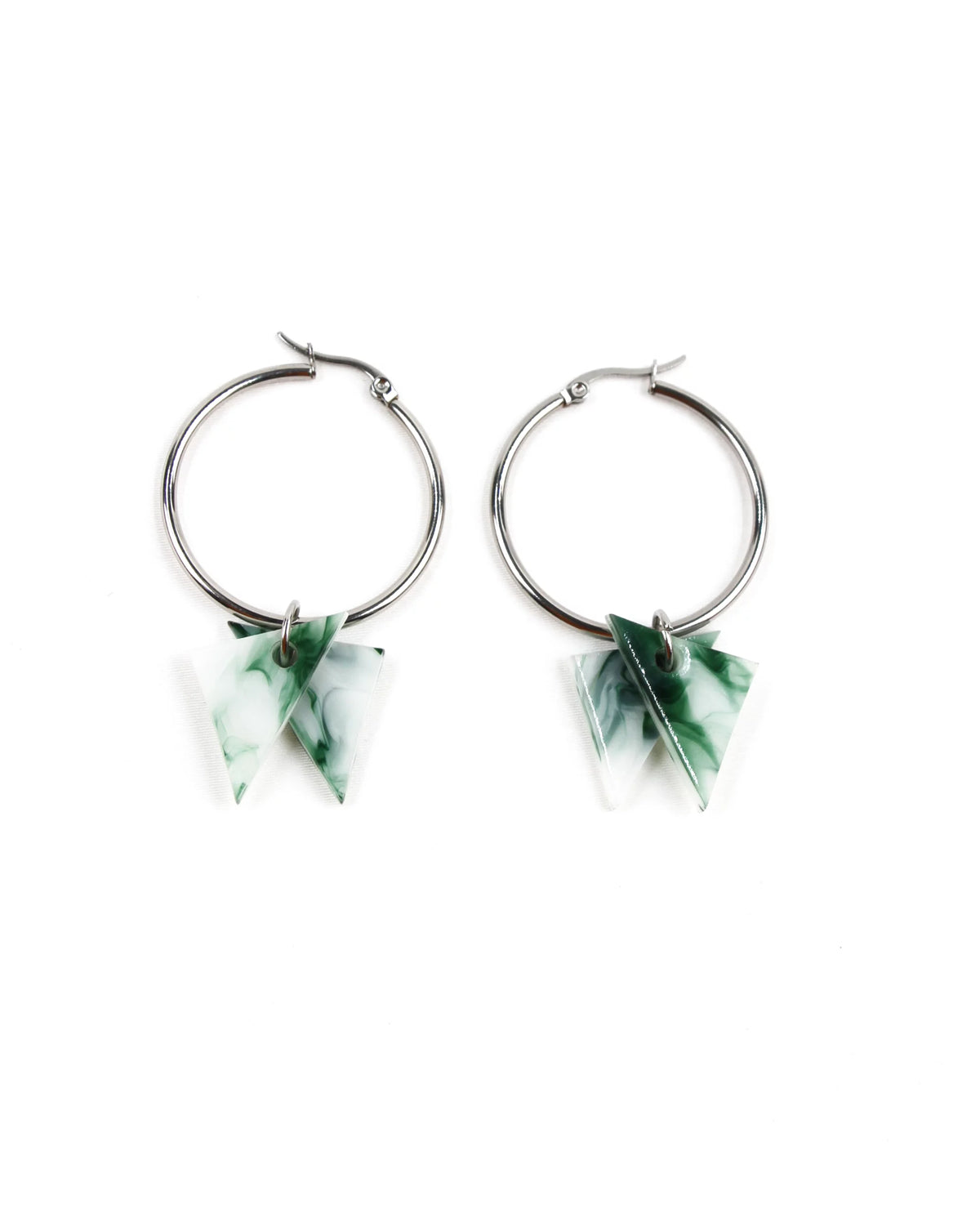 Detalle de Pendientes Esmeralda plateados con colgantes verdes
