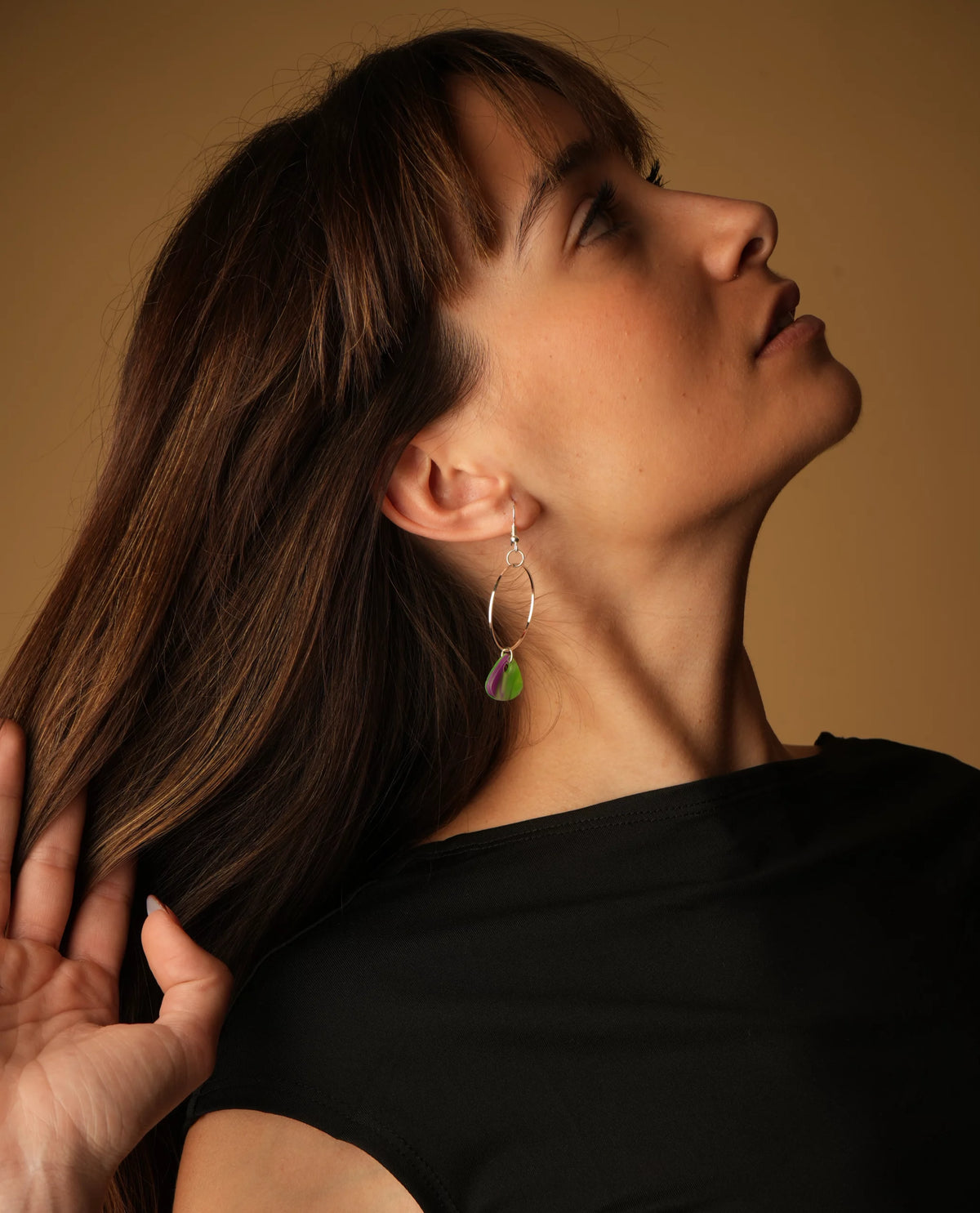 Mujer con Pendientes Prisma plateados y gotas de resina multicolor ALMIREA