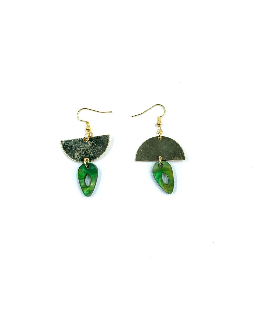 Pendientes Selva dorados con resina verde marmolada de ALMIREA