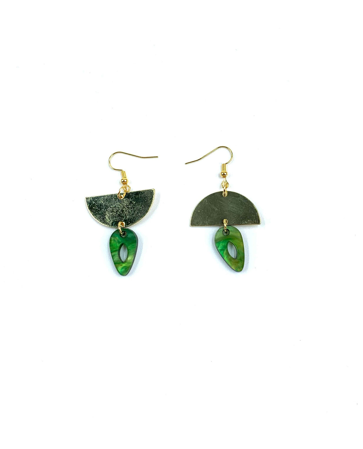 Pendientes Selva dorados con resina verde marmolada de ALMIREA