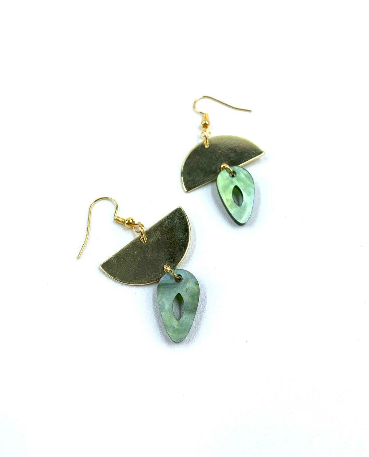 Detalle de Pendientes Selva en verde marmolado y tono dorado